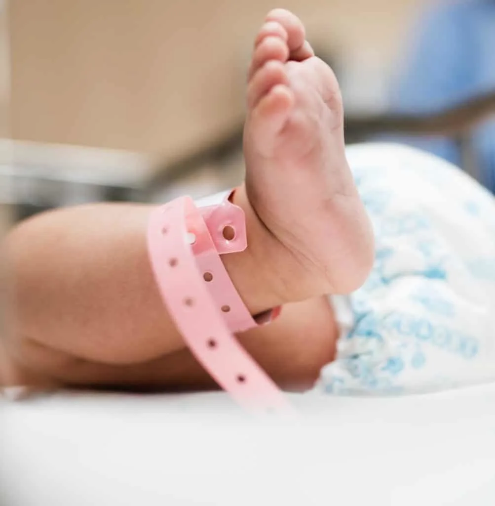 newborn baby feet hospital maternity tour